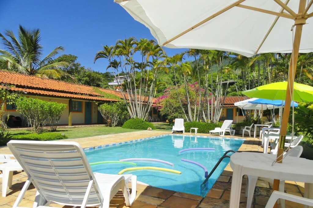 Com ótima localização, acomodações confortáveis, piscina ao ar livre e um atendimento caloroso, estamos prontos para tornar sua visita a Ilhabela uma experiência memorável.  Oferecemos um farto café da manhã servido em sistema de buffet das 8h00 às 10h30,